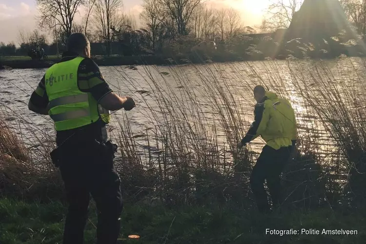 Agenten vissen tas met inbrekersgereedschap uit water in Amstelveen