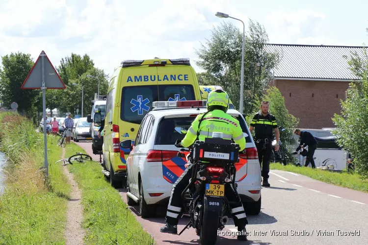 Wielrenner hard ten val in Amstelveen