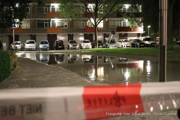 Wateroverlast in Amstelveen: auto&#39;s en lantaarnpaal weggezakt