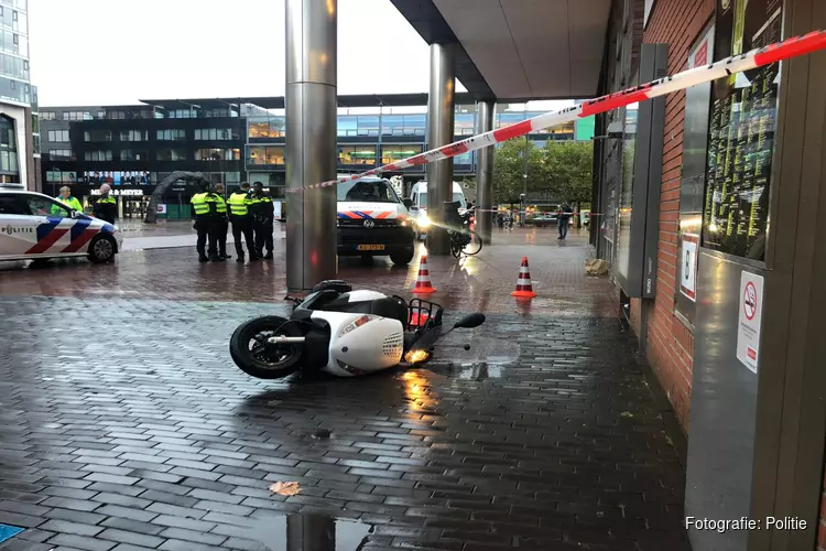 Man helpt bij aanhouding scooterdief, maar wordt aangereden door politieauto