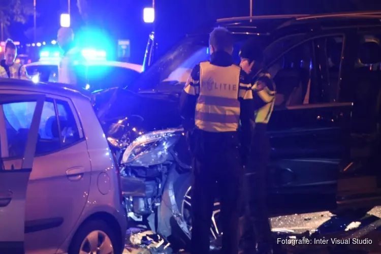 Een gewonde bij botsing tussen twee auto&#39;s op Oranjebaan in Amstelveen