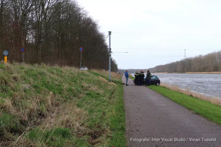 Automobilist vliegt uit de bocht en probeert de vluchten