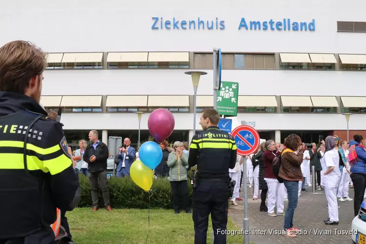 Hulpverleners applaudisseren voor personeel Ziekenhuis Amstelland