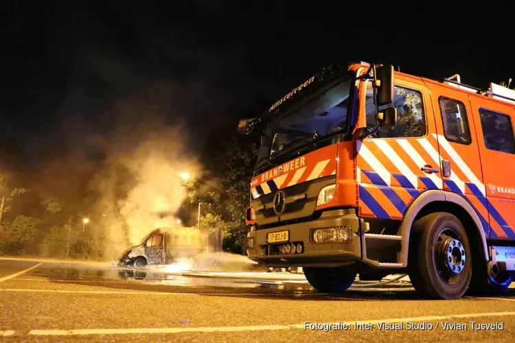 Explosie in Amstelveen: bestelbus in brand