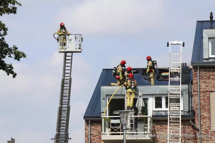 Brand op dak van appartementen in Ouderkerk aan de Amstel