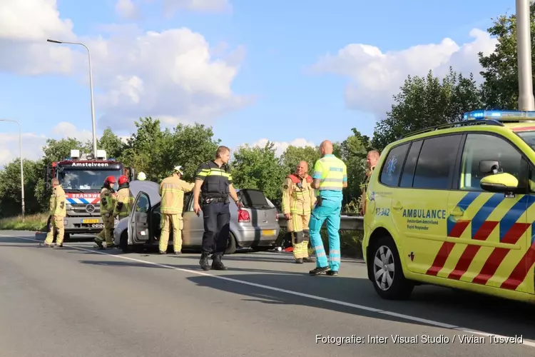 Auto ramt vangrail en rolt over de kop in Amstelveen