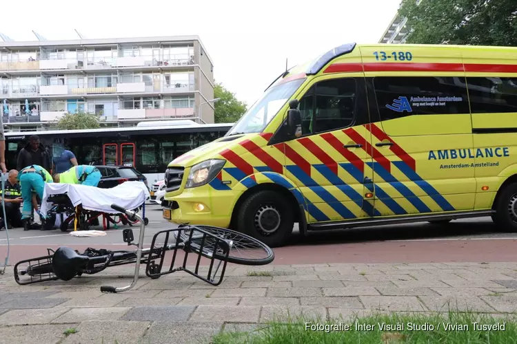 Fietsster botst op auto in Amstelveen, slachtoffer naar ziekenhuis