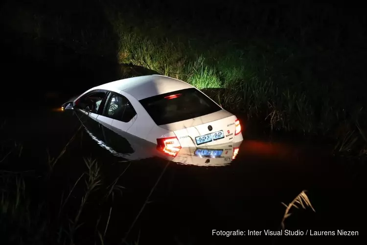 Taxichauffeur belandt met auto in water Amstelveen, slachtoffer naar ziekenhuis