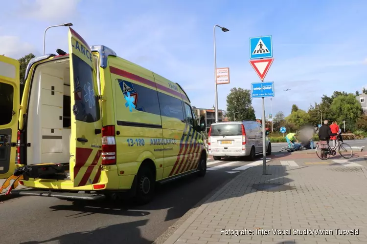 Fietser raakt gewond bij botsing op rotonde Amstelveen, slachtoffer naar ziekenhuis gebracht