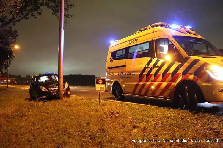 Auto tegen lantaarnpaal in Amstelveen