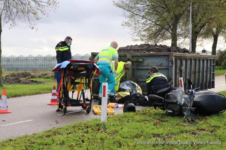 Scooterrijder rijdt frontaal tegen bouwcontainer