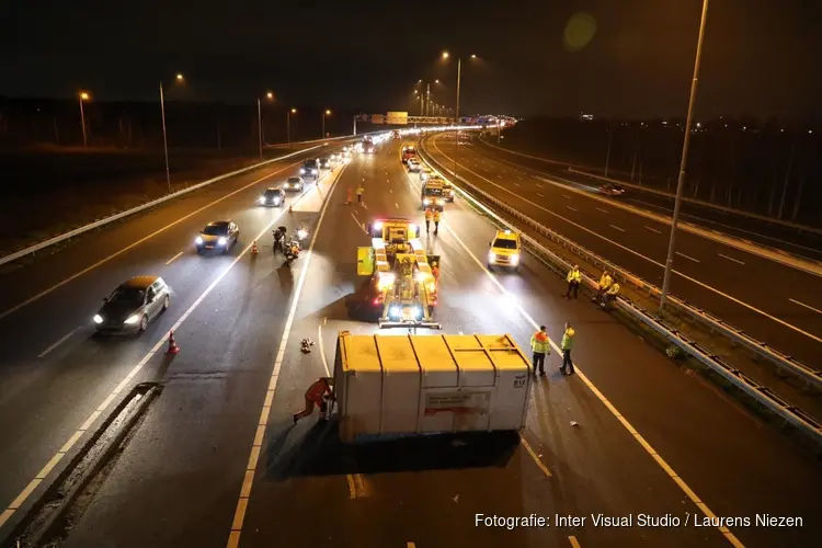 Vrachtwagen verliest container, verkeer via vluchtstrook op A9 bij Badhoevedorp