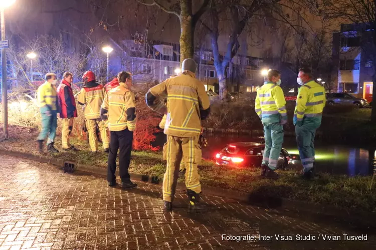 Auto te water in Amstelveen door gladheid