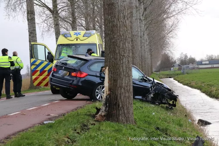 Automobilist crasht tegen boom in Amstelveen