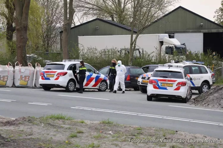 Zwaarbewapende agenten en aanhoudingen bij loods in Aalsmeer