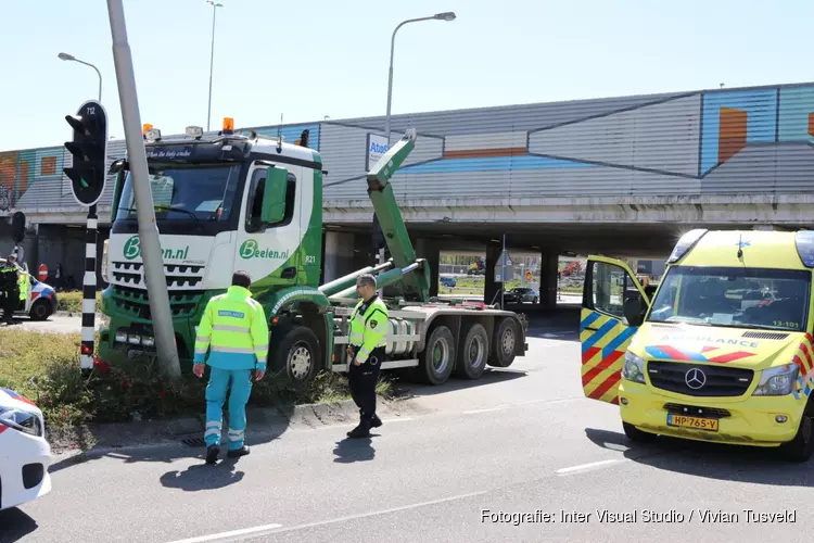 Vrachtwagen met haakarm tegen viaduct gereden in Amstelveen