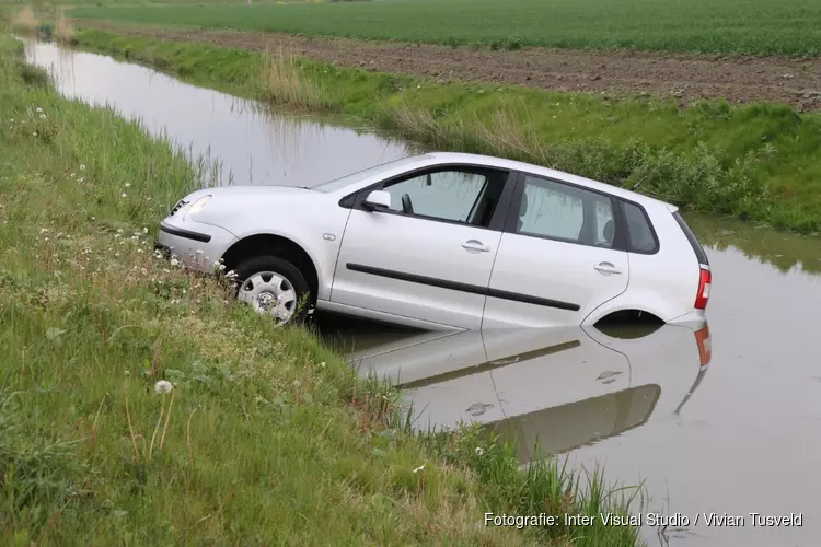 Auto te water op oprit A9