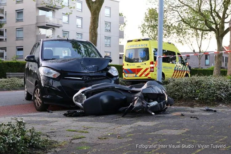 Bestuurder motorscooter frontaal in botsing met auto in Badhoevedorp