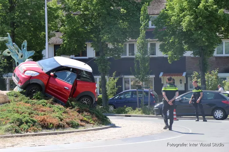 Invalidewagen rijdt rechtdoor op rotonde in Amstelveen