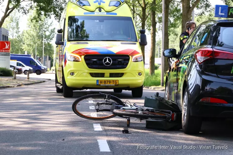 Lesauto in botsing met fietser in Amstelveen