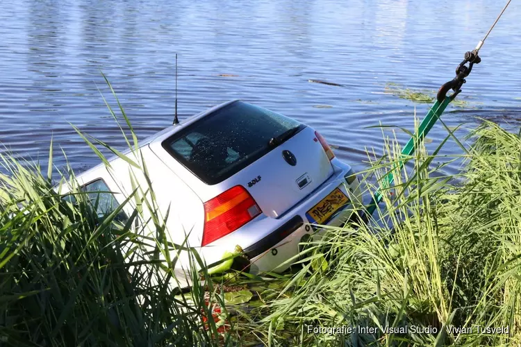 Auto raakt te water na uitwijkmanoeuvre in Amstelveen