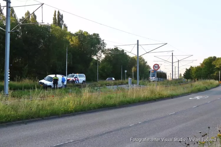 Auto op trambaan in Amstelveen, tramverkeer gestremd