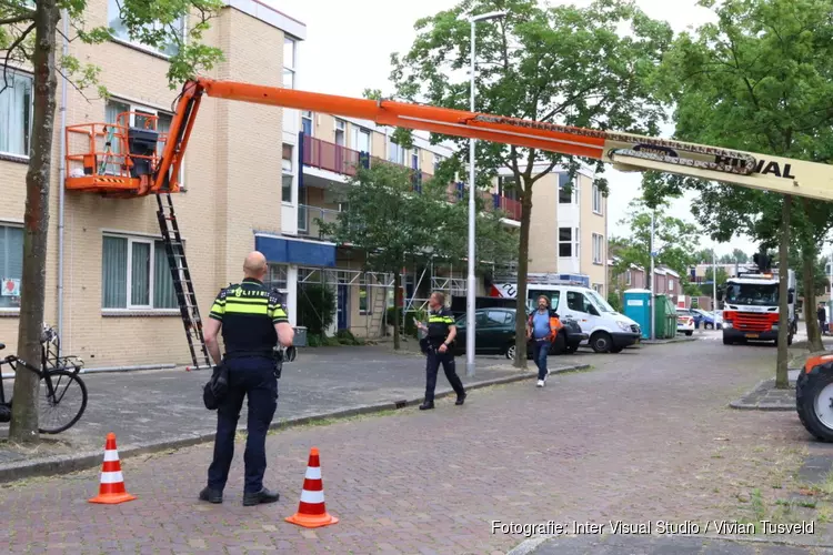 Vuilnisauto tegen hoogwerker gereden