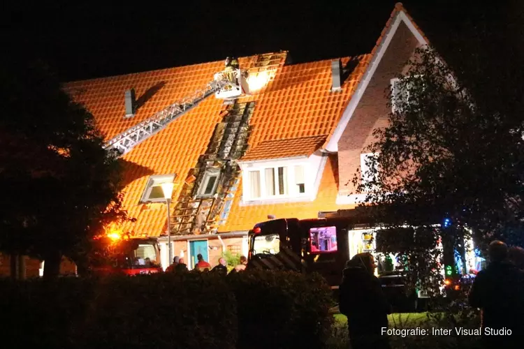 Brand in dak van woning Aalsmeer