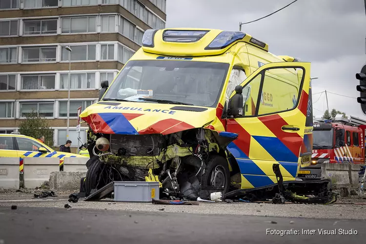Ambulance crasht op de Keizer Karelweg in Amstelveen