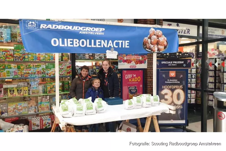 Scouting Radboudgroep verkoopt oliebollen en appelbeignets in Amstelveen