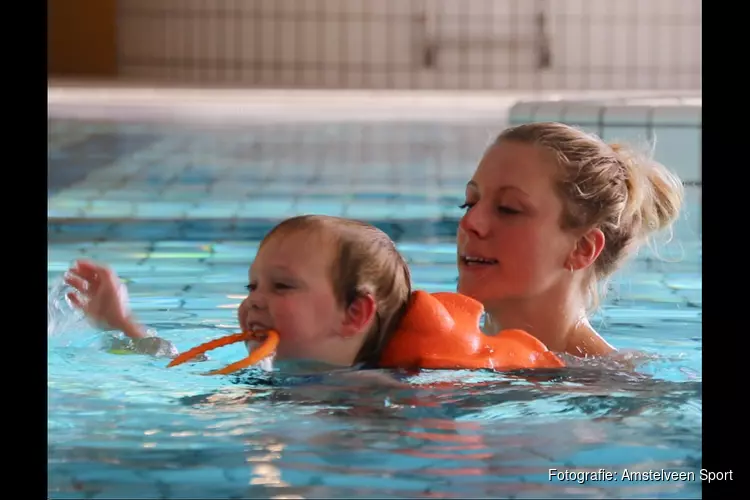 Europees- en wereldkampioene Kira Toussaint leert kinderen (2+) zelfredzaam te worden in zwembad De Meerkamp