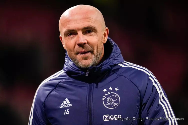 Ajax stelt Alfred Schreuder op non-actief