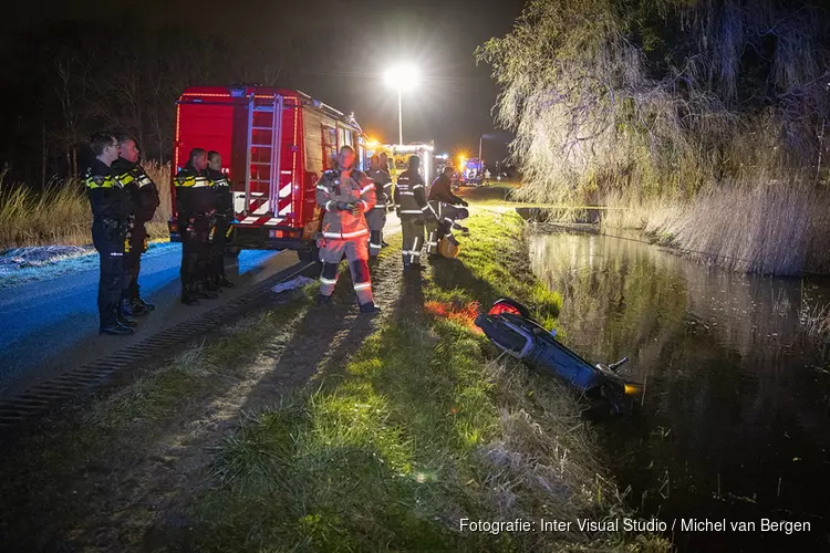 Hulpdiensten groots uitgerukt voor gedumpte deelscooter in Ouderkerk aan de Amstel