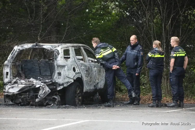 Auto in brand op parkeerterrein in Amstelveen, politieonderzoek gestart