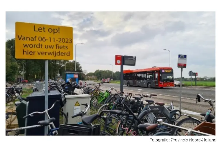 Deel nieuwe fietsenrekken bushalte Ouderkerk-Oost in gebruik