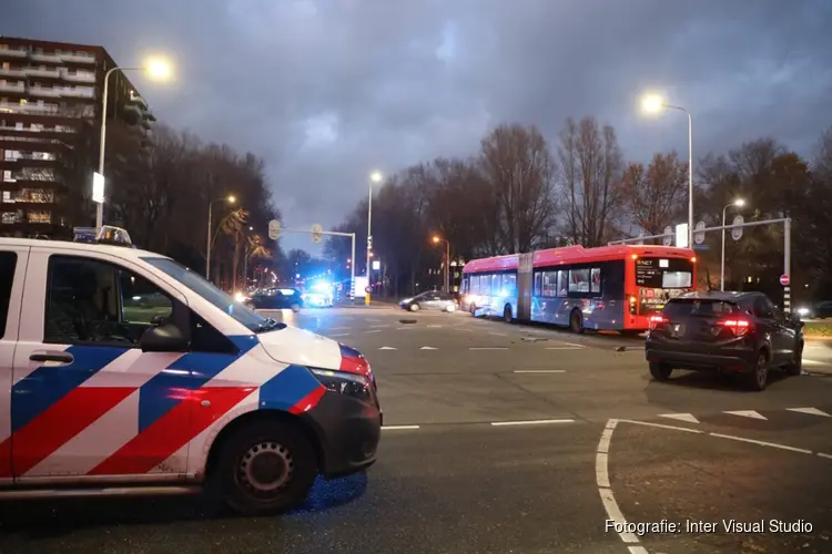 Automobilist en lijnbus botsen in Amstelveen