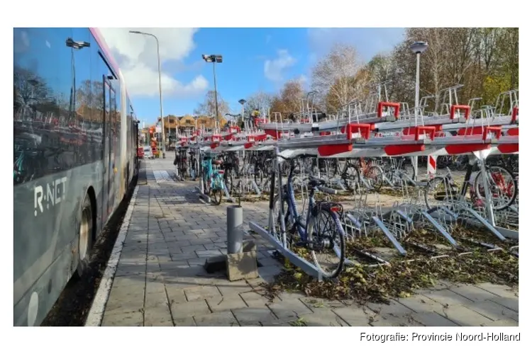 Nieuwe fietsenrekken bij bushalte Ouderkerk Oost in gebruik