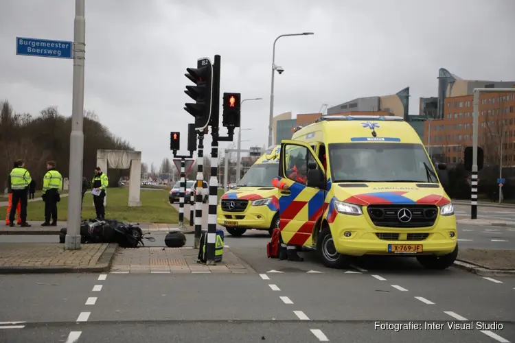 Ongeval tussen scooter en auto op kruising in Amstelveen