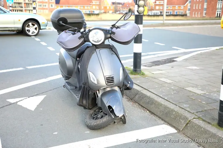 Scooterrijder tegen bestelbus gereden in Amstelveen