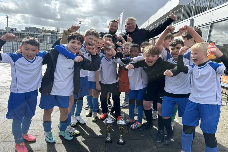 Karel Eykman school JD2 en JE1 winnaar van het veld schoolvoetbaltoernooi in Amstelveen