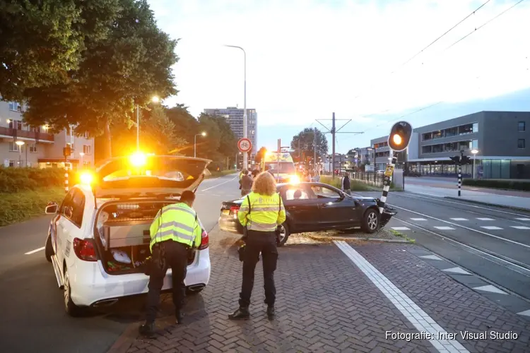 Auto tegen verkeerslicht gereden in Amstelveen