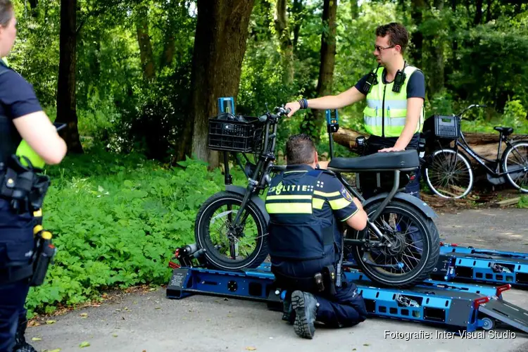 Controle door politie op fatbikes in Amstelveen