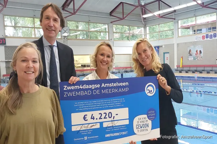 Overhandiging cheque aan Esther Vergeer Foundation