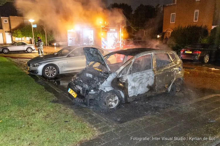 Auto gaat volledig op in vlammen in Amstelveen