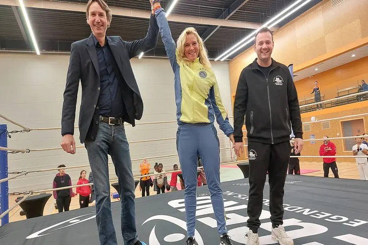 Zelfverdedigingsdag van start in de boksring met Nederlands kampioen Barry Groenteman en Wethouder Sport Herbert Raat