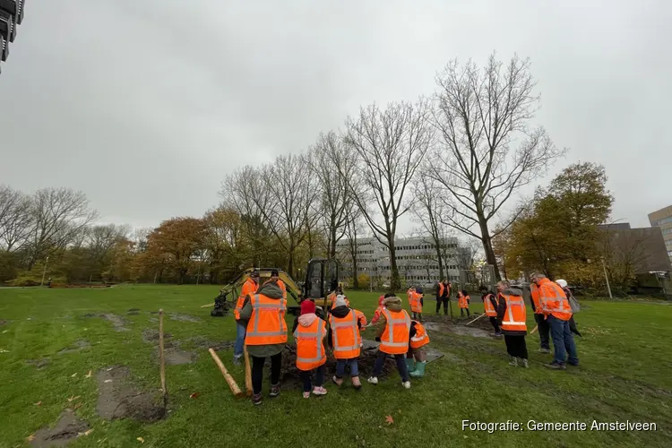 Amstelveense leerlingen planten bomen op Boomfeestdag