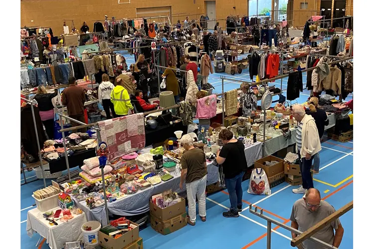 Vlooienmarkt in Sportcomplex Koning Willem Alexander